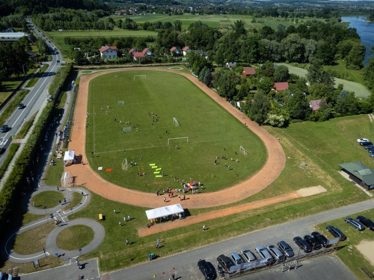 zawodnicy klubu sportowego MOKSiR Piast Czchów – lokalny klub piłkarski promujący sport wśród dzieci, młodzieży i dorosłych