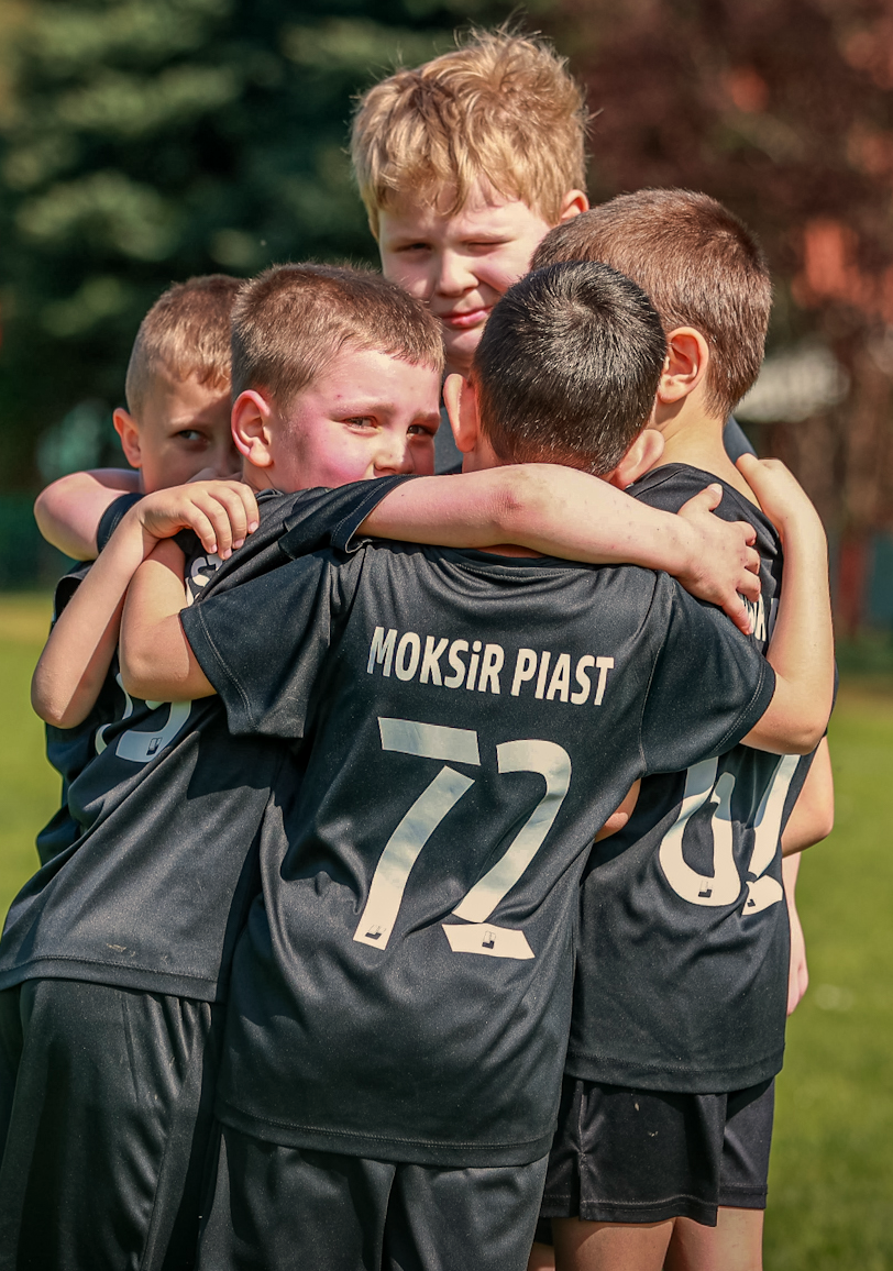 zawodnicy klubu sportowego MOKSiR Piast Czchów – lokalny klub piłkarski promujący sport wśród dzieci, młodzieży i dorosłych