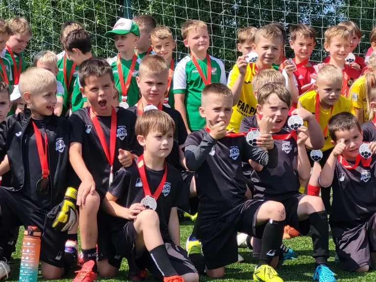 Logo i zawodnicy klubu sportowego MOKSiR Piast Czchów – lokalny klub piłkarski promujący sport wśród dzieci, młodzieży i dorosłych