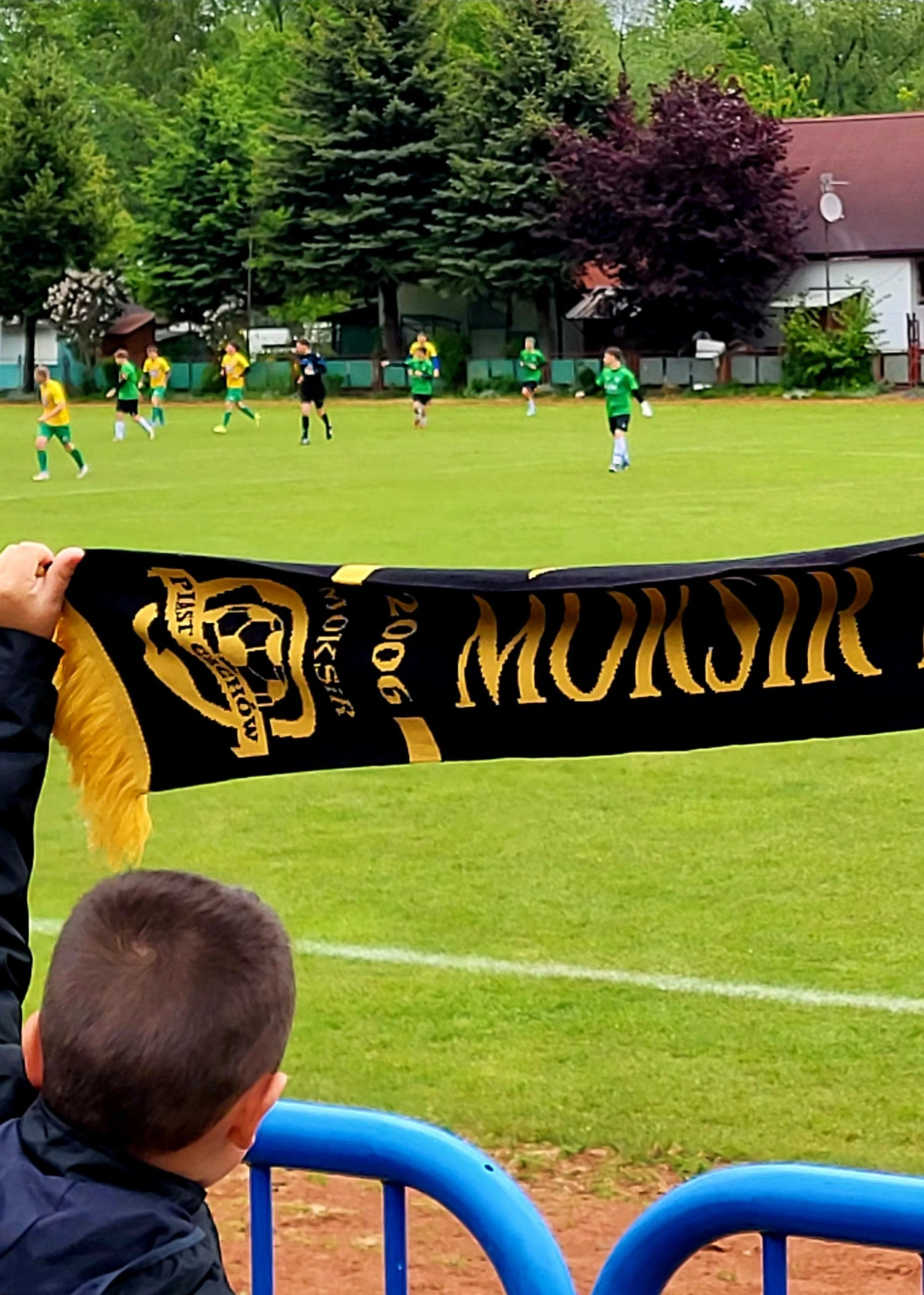 zawodnicy klubu sportowego MOKSiR Piast Czchów – lokalny klub piłkarski promujący sport wśród dzieci, młodzieży i dorosłych