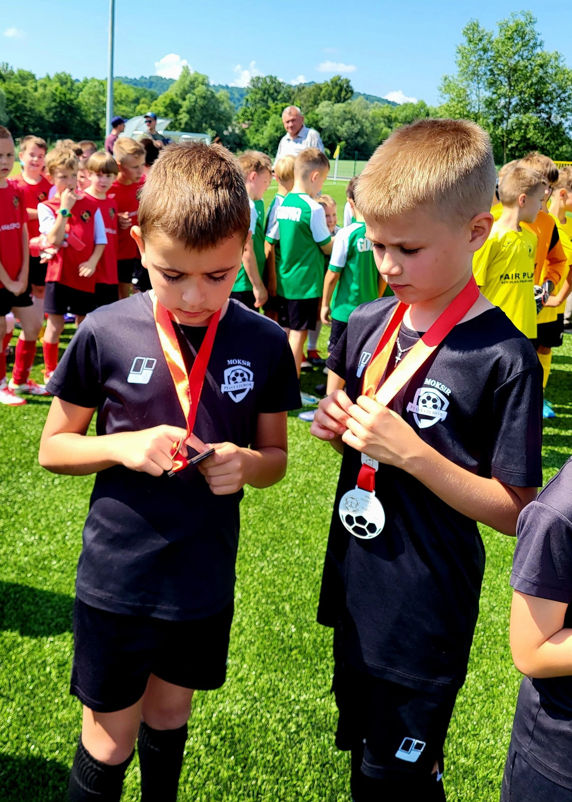 zawodnicy klubu sportowego MOKSiR Piast Czchów – lokalny klub piłkarski promujący sport wśród dzieci, młodzieży i dorosłych