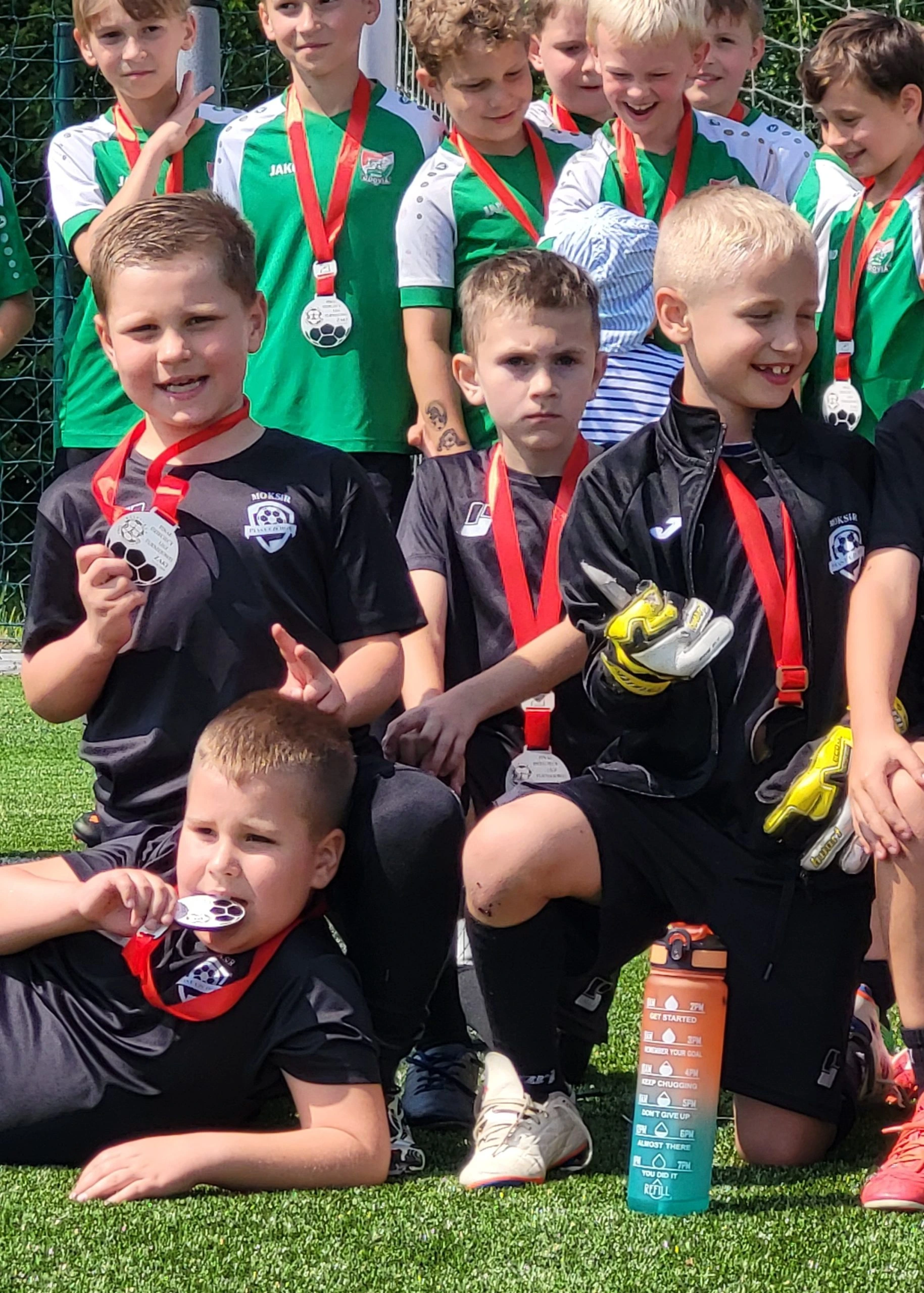 zawodnicy klubu sportowego MOKSiR Piast Czchów – lokalny klub piłkarski promujący sport wśród dzieci, młodzieży i dorosłych