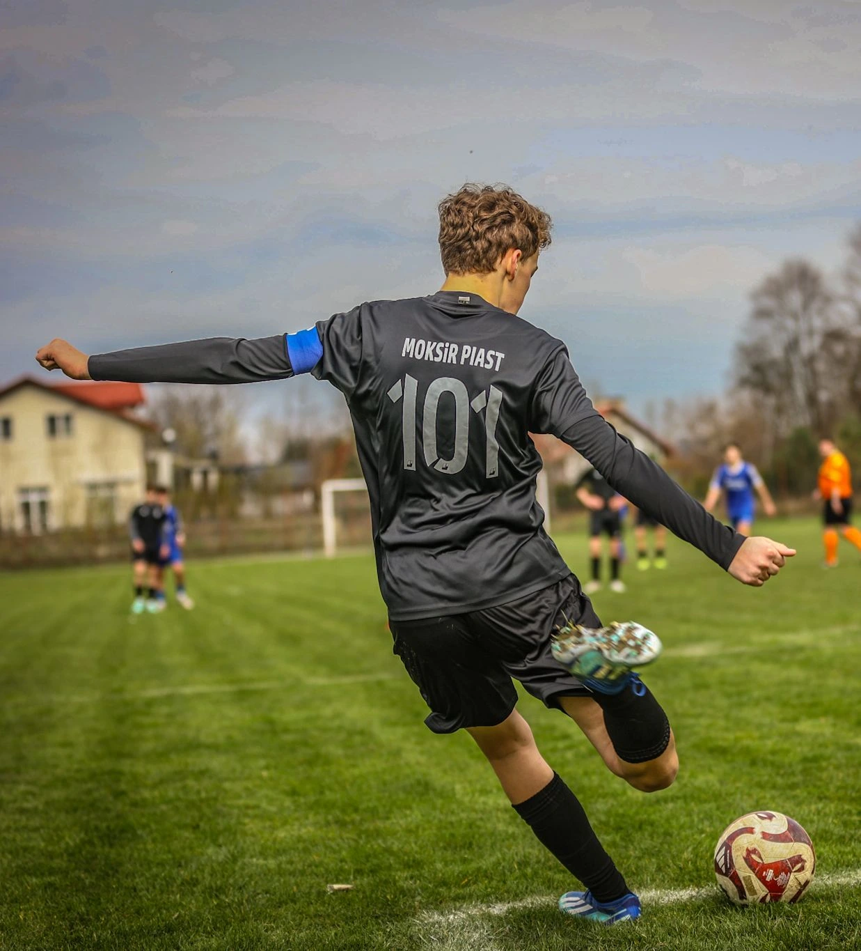 Logo i zawodnicy klubu sportowego MOKSiR Piast Czchów – lokalny klub piłkarski promujący sport wśród dzieci, młodzieży i dorosłych